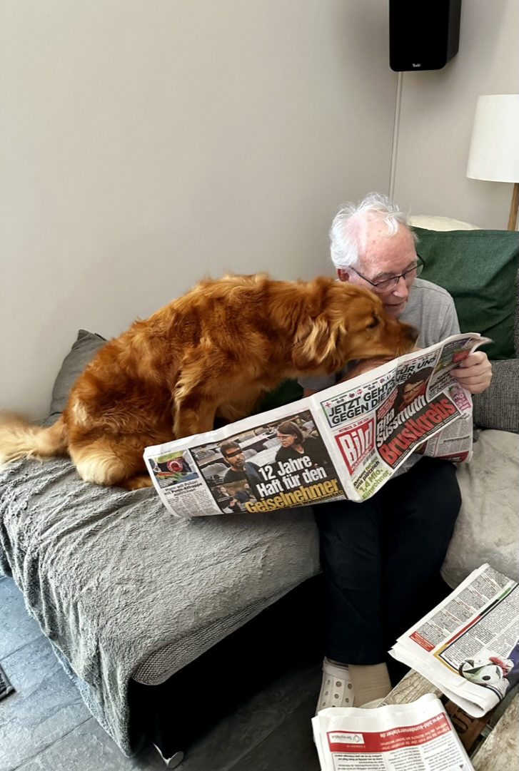 Opa liest mit Charlie Zeitung