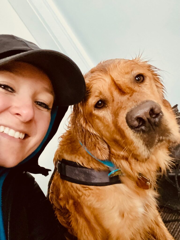 Christin und Charlie klitschnass vom Regen